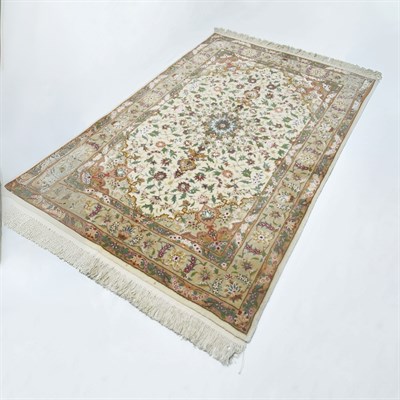 İran İsfahan El Dokuma Krem ve Bej Renk Yün ve İpek Halı 123x185 cm