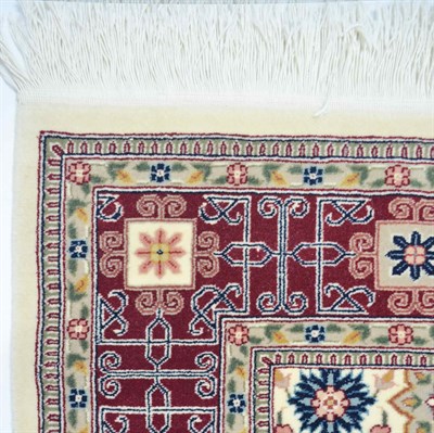 Kafkas Model Bordo ve Bej Renk Yünden El Dokuma Hereke Halısı 124x185 cm
