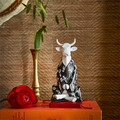 Meditating Cow - El Yapımı Dekoratif İnek Figürü