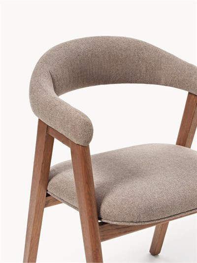 Nik Kumaş Kaplı Masif Ahşap Kolçaklı Sandalye Taupe