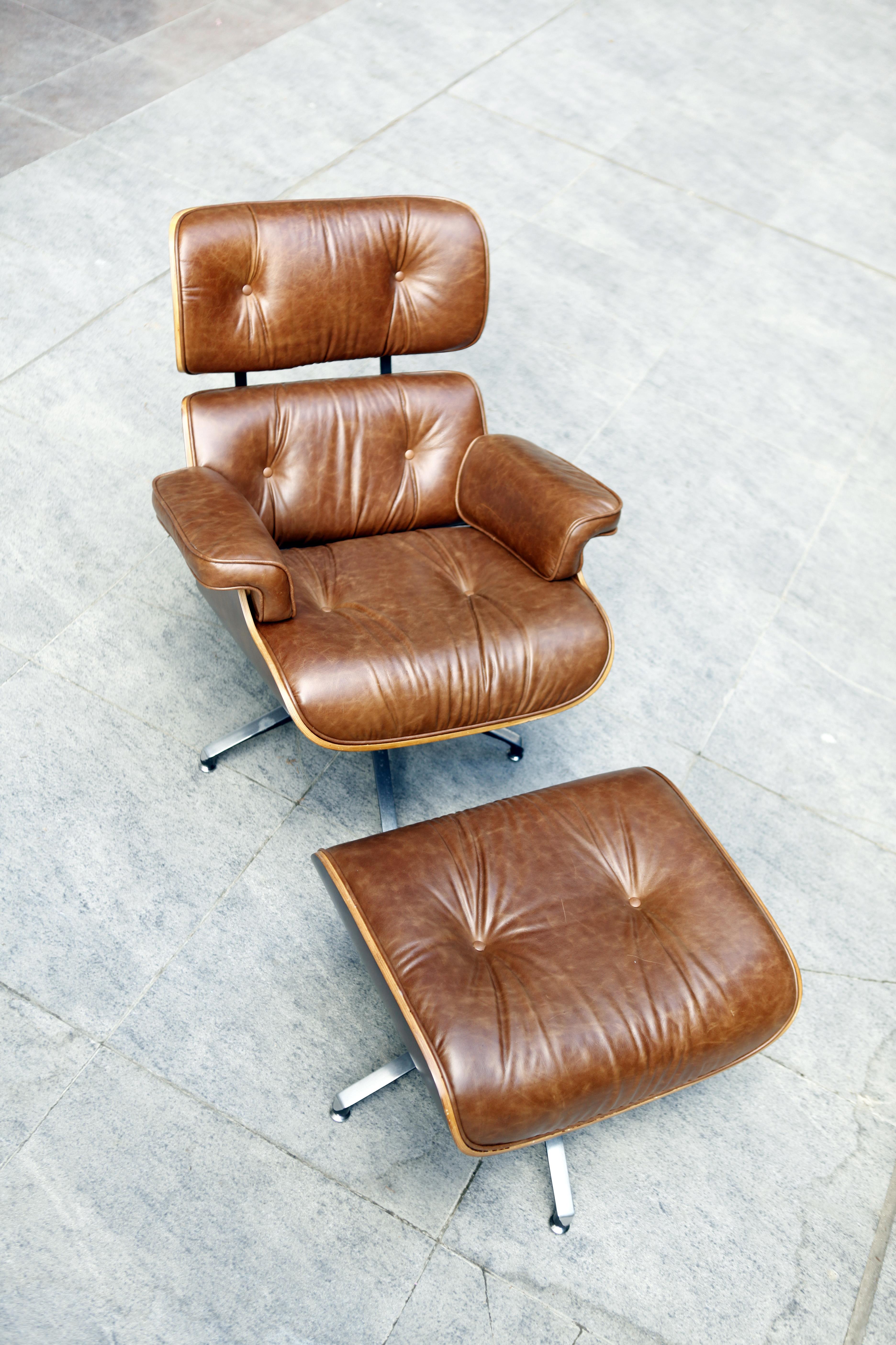 EAMES PUFLU DERİ KOLTUK