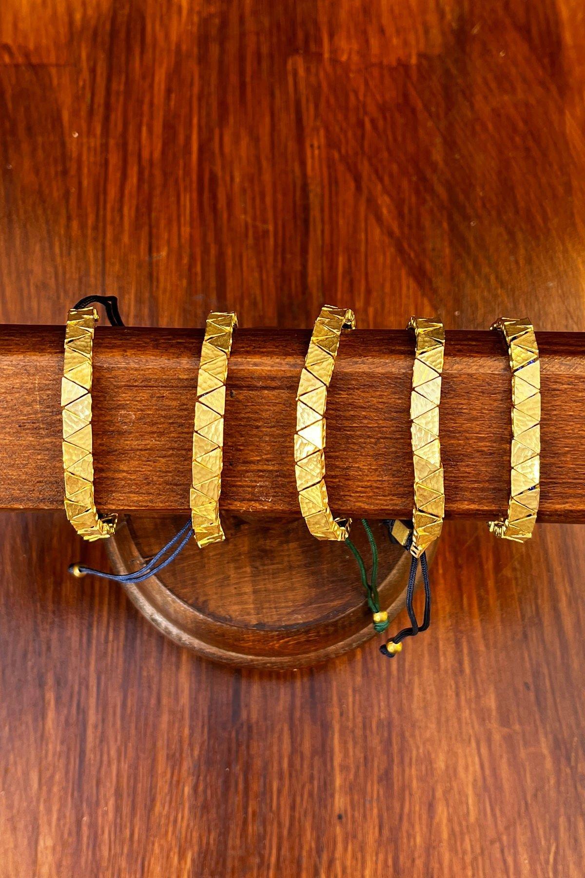 Dövmeli Üçgen Model Bronz Bileklik By-8101