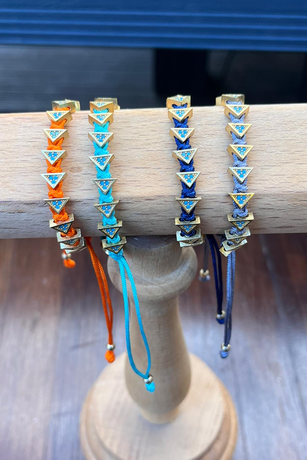 Mavi Taşlı Üçgen Model Bronz Bileklik By-9028