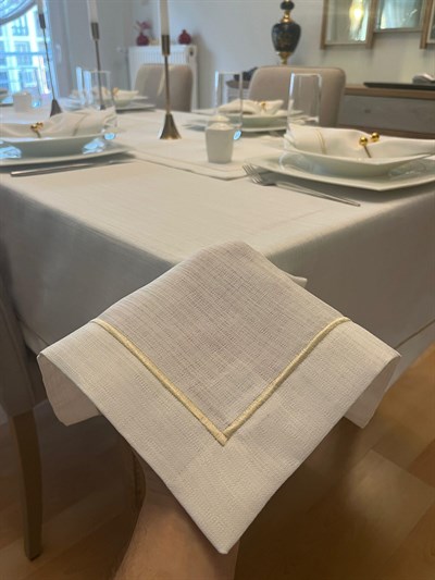 Piko Sarma Gold Detaylı Polyester Keten Dertsiz Masa Örtüsü Kırık Beyaz 140x250+12 peçete