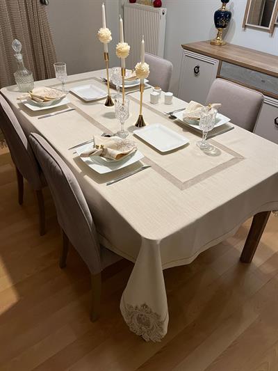 Zeren Home Kolberli , Fransız Dantel ve Piko Sarma Detaylı Dertsiz Masa Örtüsü 7 Parça