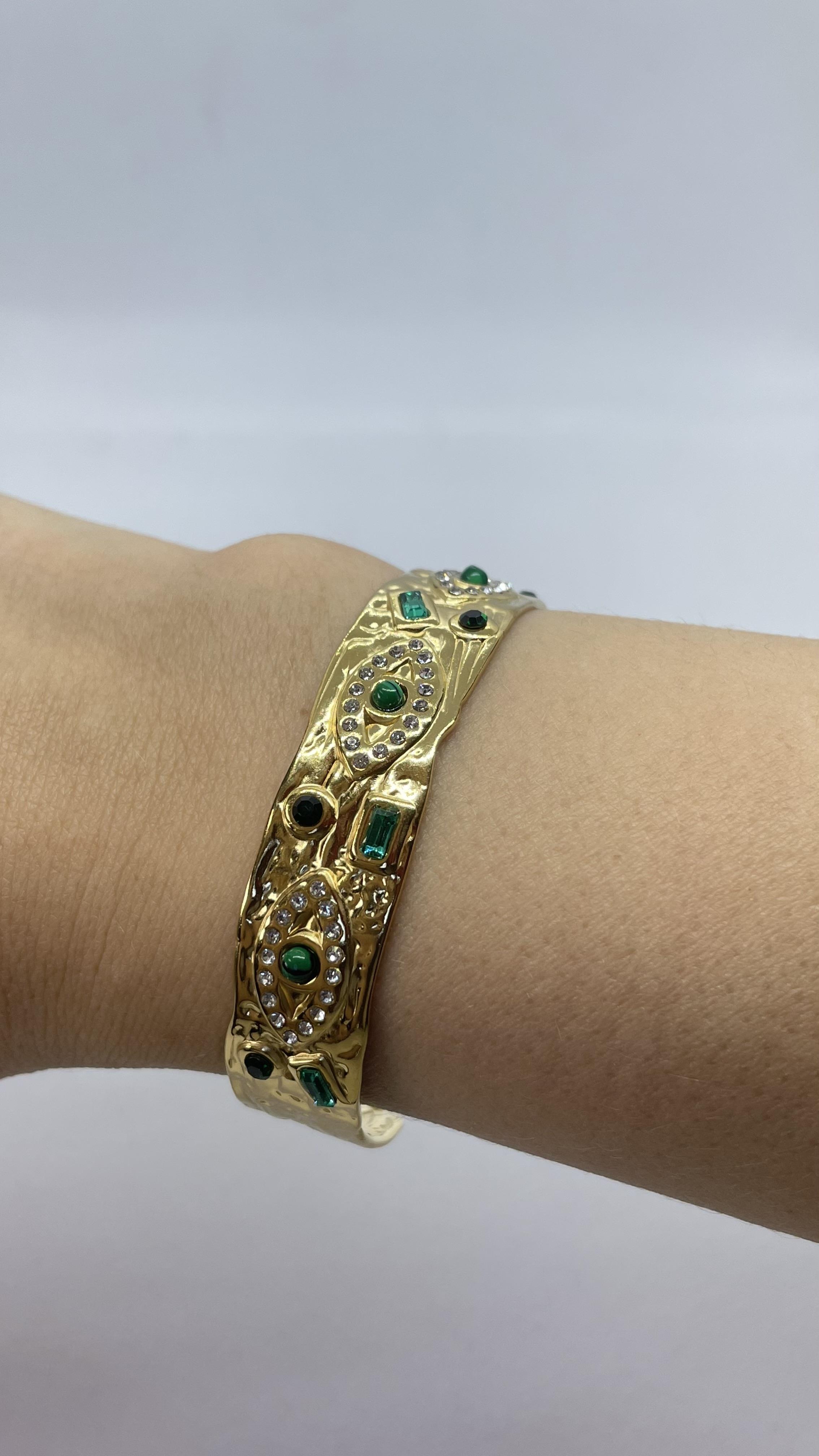 Çelik yeşil renkli taşlı kelepçe