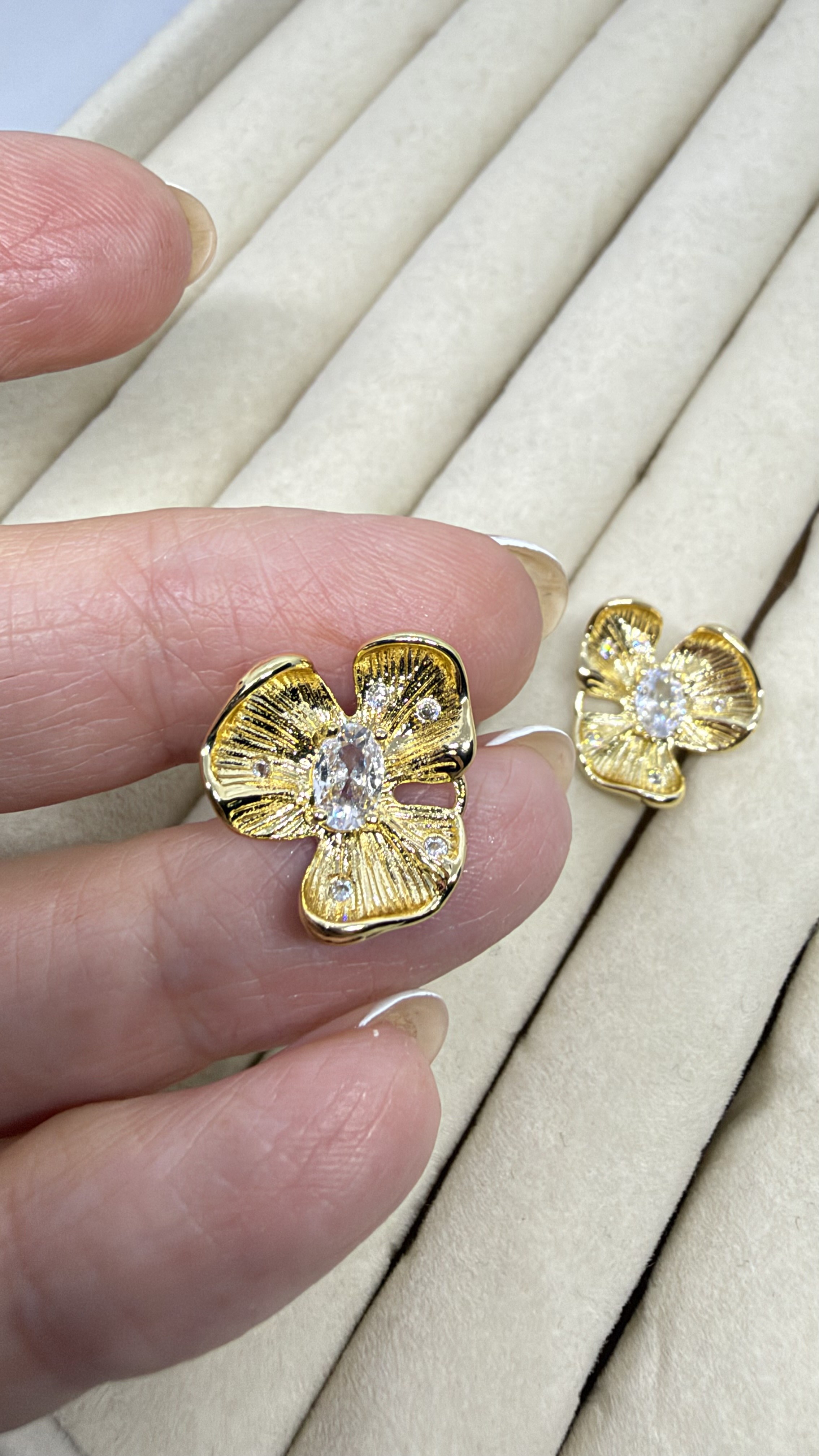 Gold Çiçek Küpe