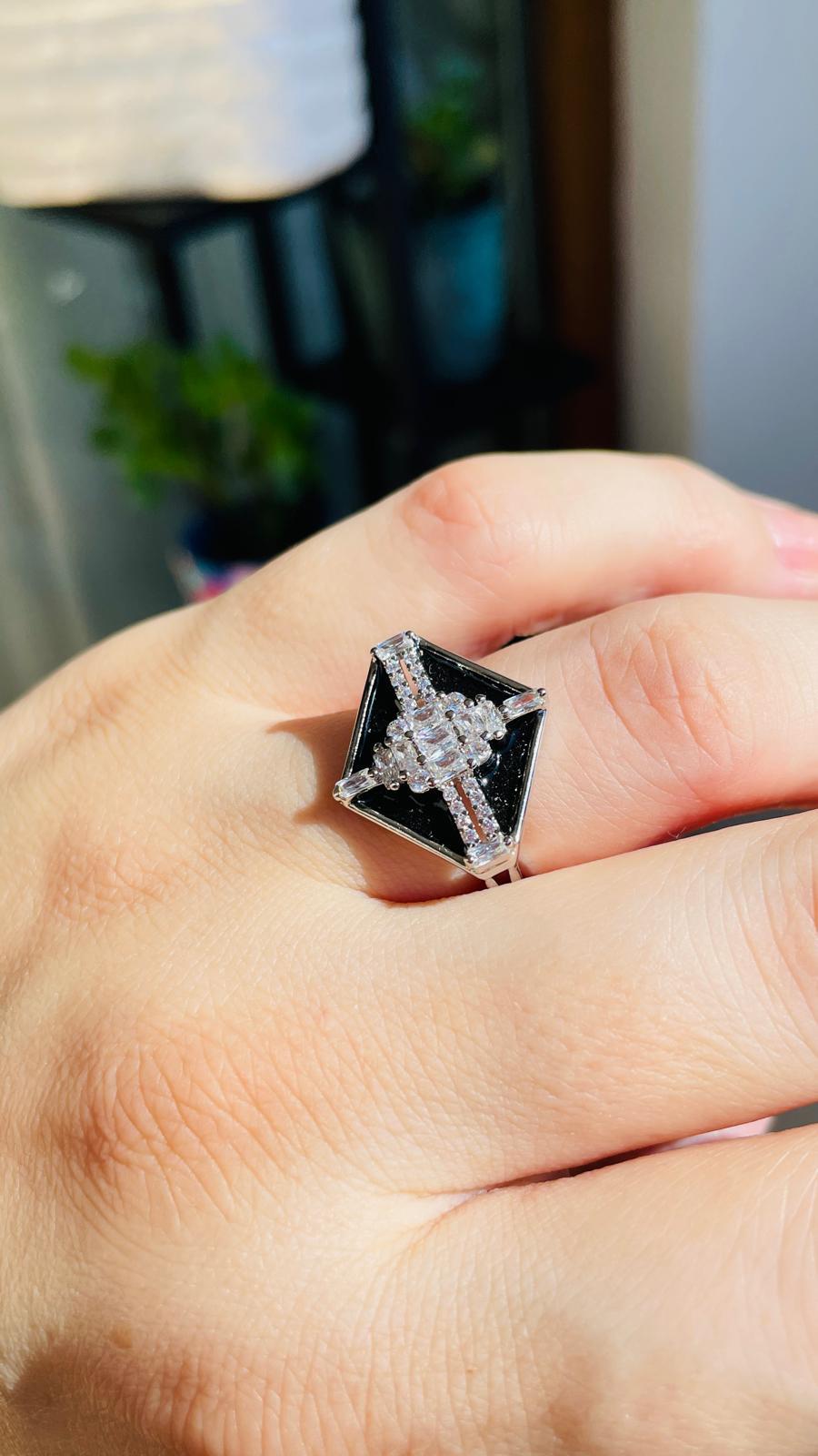 Siyah Mineli Üçgen Taşlı Ayarlanabilir Yüzük