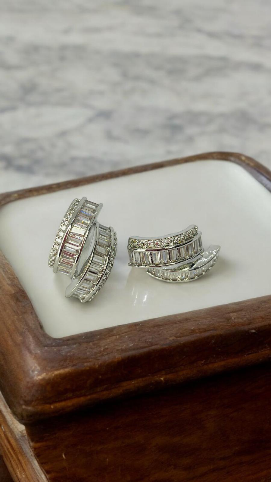 Yarım Ay Taşlı Küpe