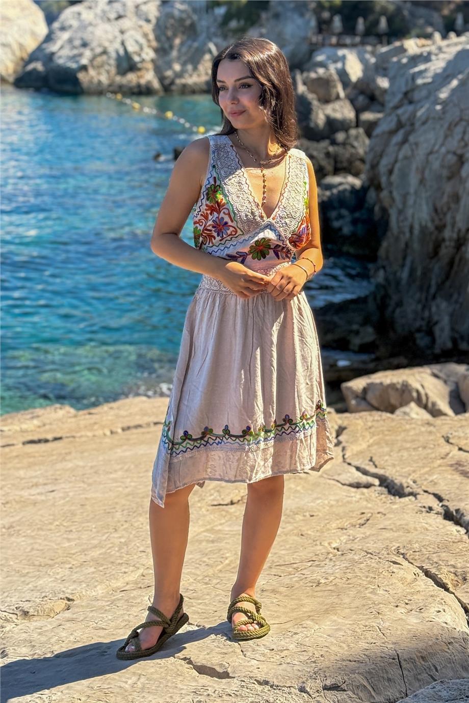 Bej Çiçek Nakışlı Elbise