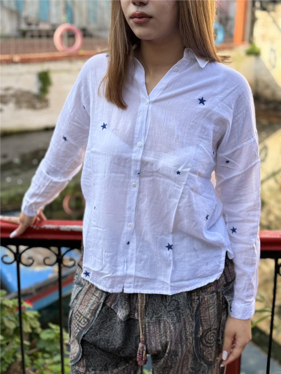 Beyaz Renk Yıldız Nakışlı Gömlek 