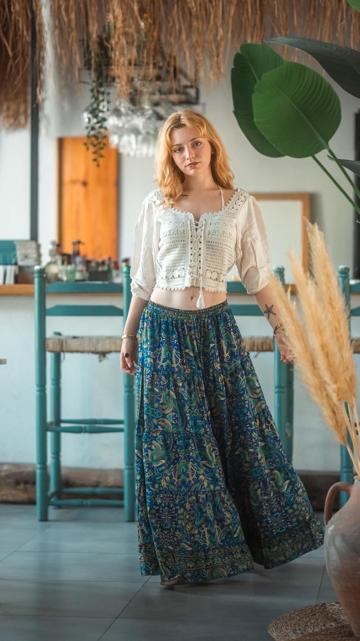 Tasarım Bej Tığ İşi Bağlama Detaylı Kolları Keten Güpürlü Crop Bluz 