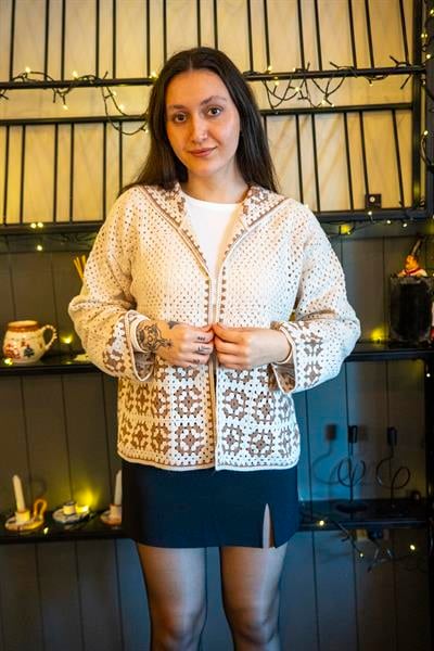 Krem Renk Camel Motifli Tığ İşi Kapşonlu Hırka