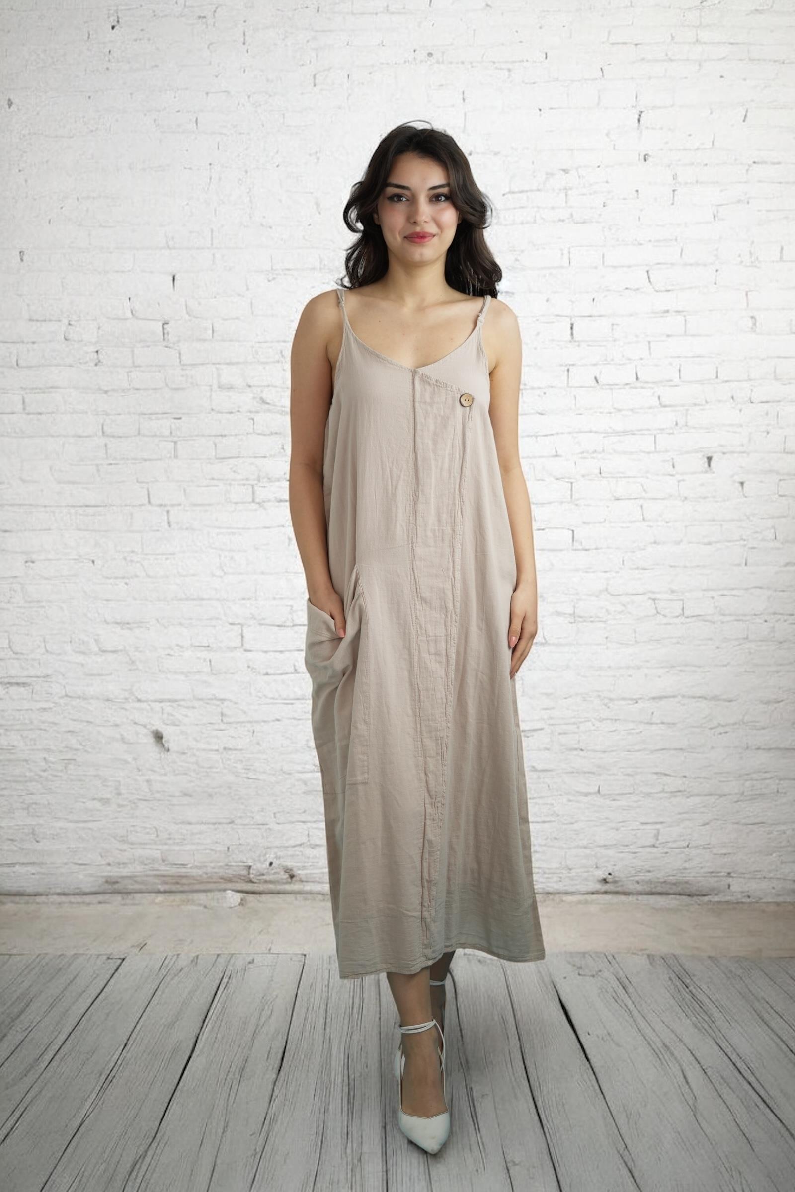 Bej Düğme Detaylı Elbise