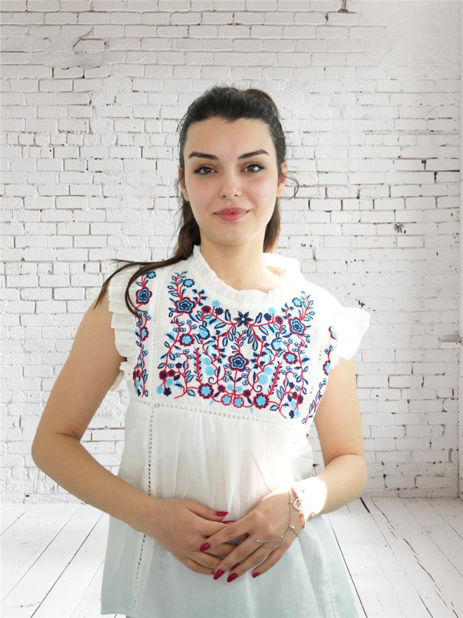 Beyaz Çiçek Nakışlı Kısa Kollu Bluz