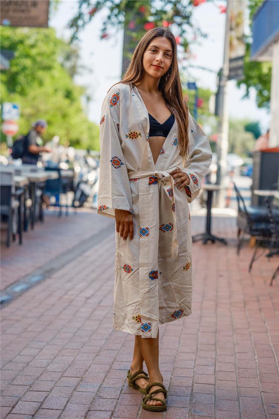 Beyaz Renk Kilim Motif Nakışlı Kaftan