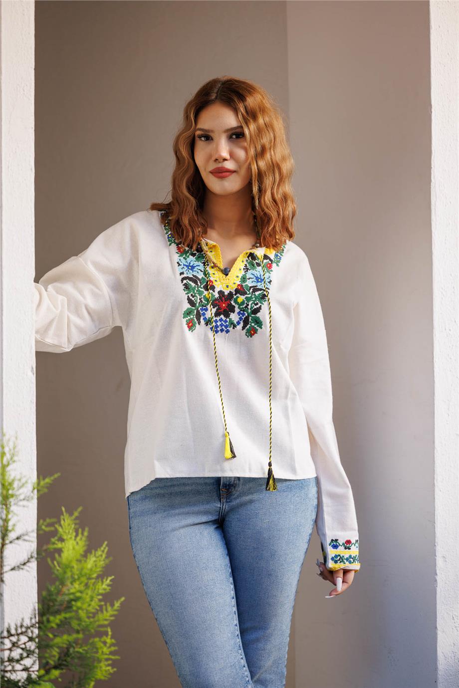 Beyaz Renk Nakış İşlemeli Bluz