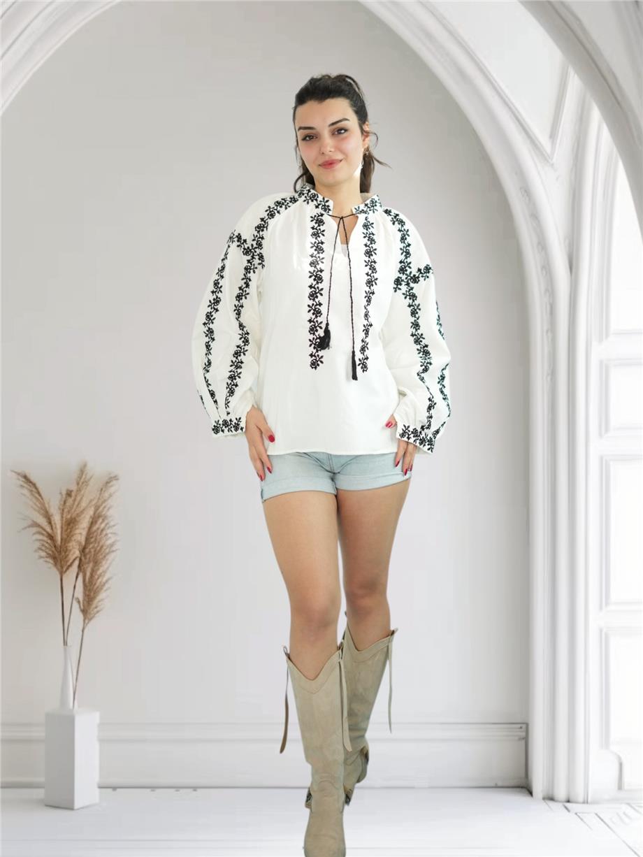 Beyaz Siyah Çiçek Nakışlı Bluz