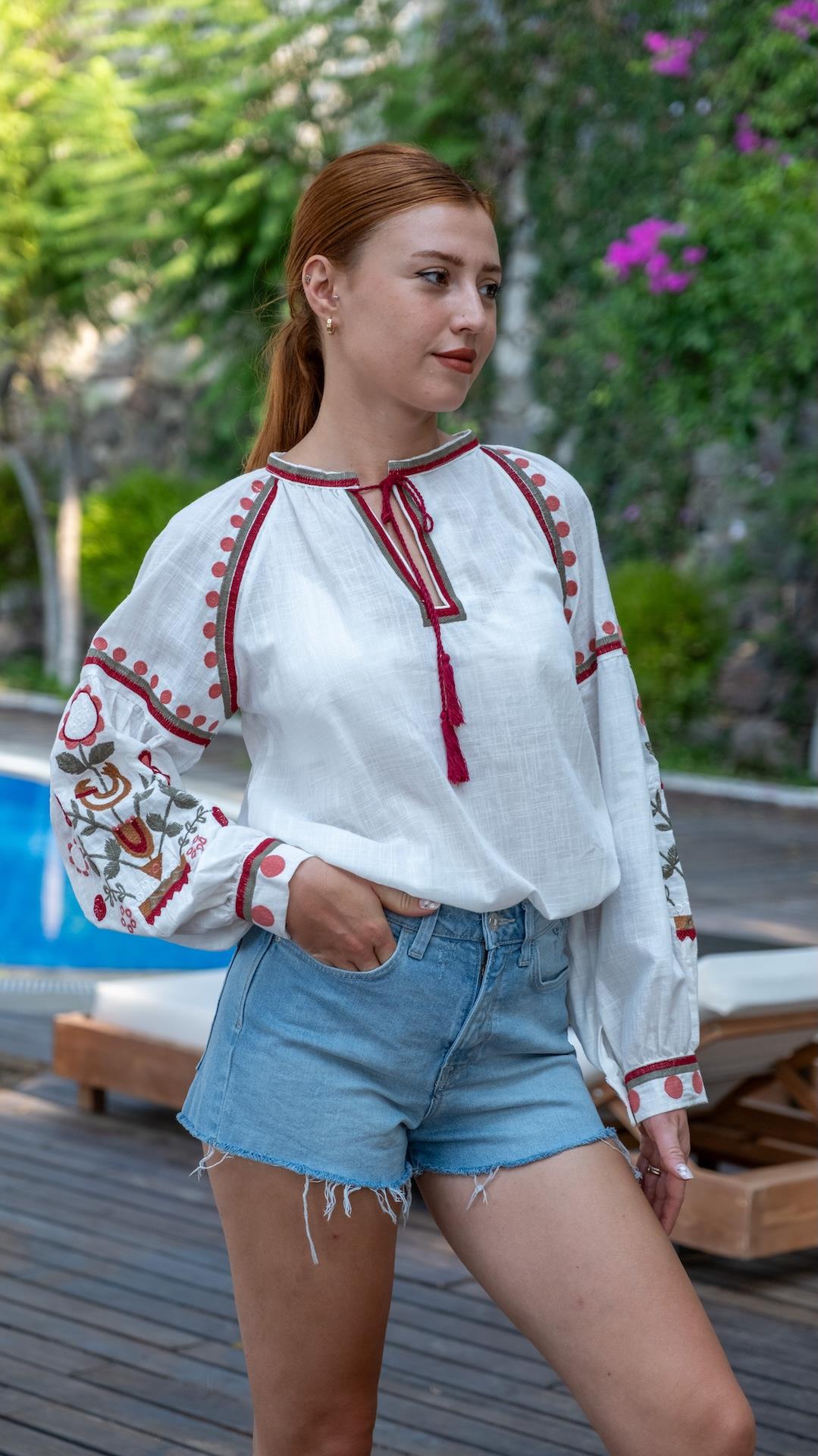 Tasarım Beyaz Balon Kol Çiçek Nakışlı Bluz