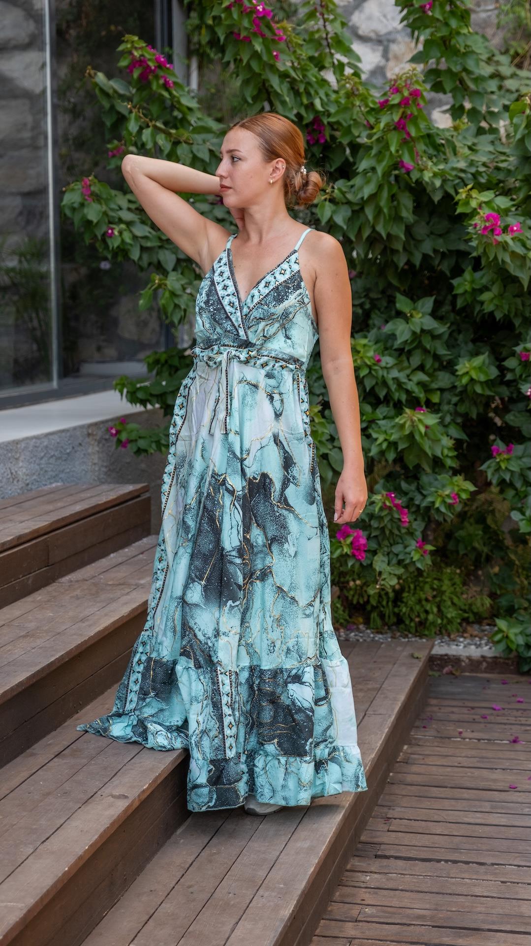 Boyundan Bağlamalı Sırtı Açık Elbise