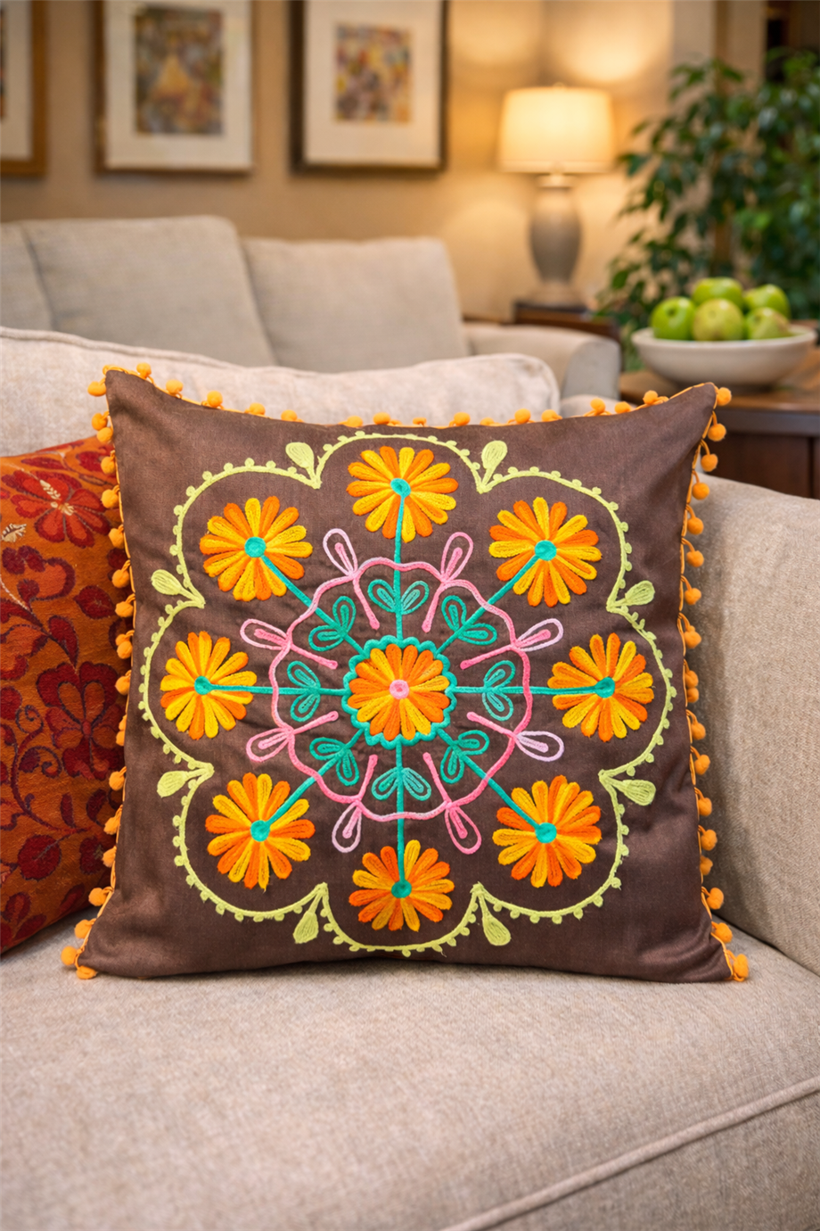 Kahverengi Toprak Çiçeği Mandala Nakışlı Ponponlu Bohem Yastık Kılıfı 40cmX40cm