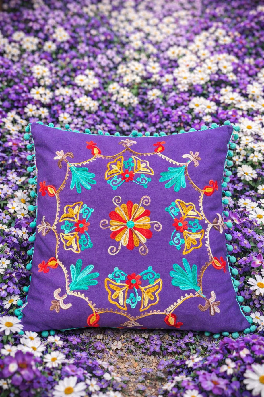 Mor Renk Lavanta Bahçesi Nakışlı Ponponlu Bohem Yastık Kılıfı 40cmX40cm