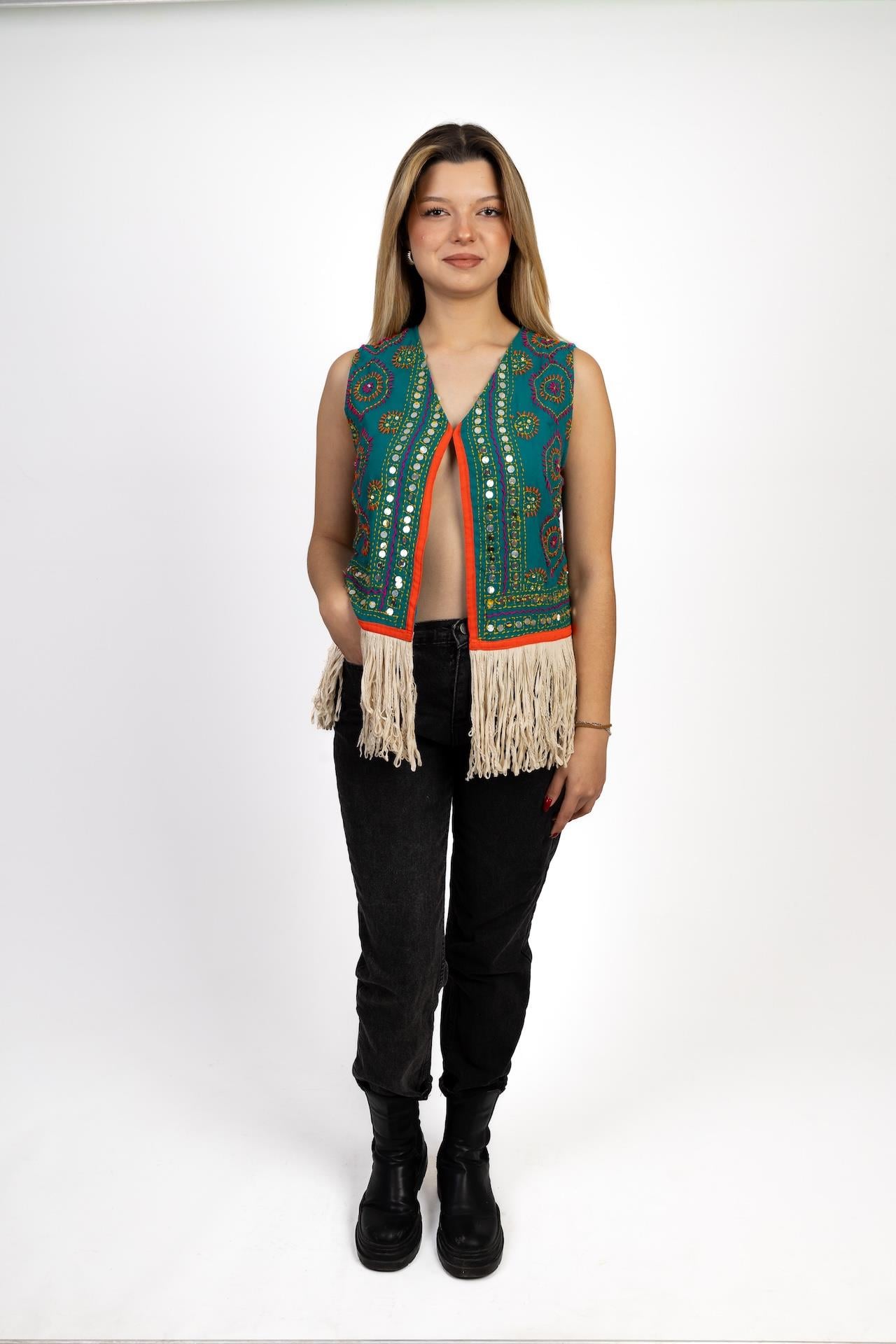 Özel Tasarım İşlemeli Pullu Bohem Yelek 