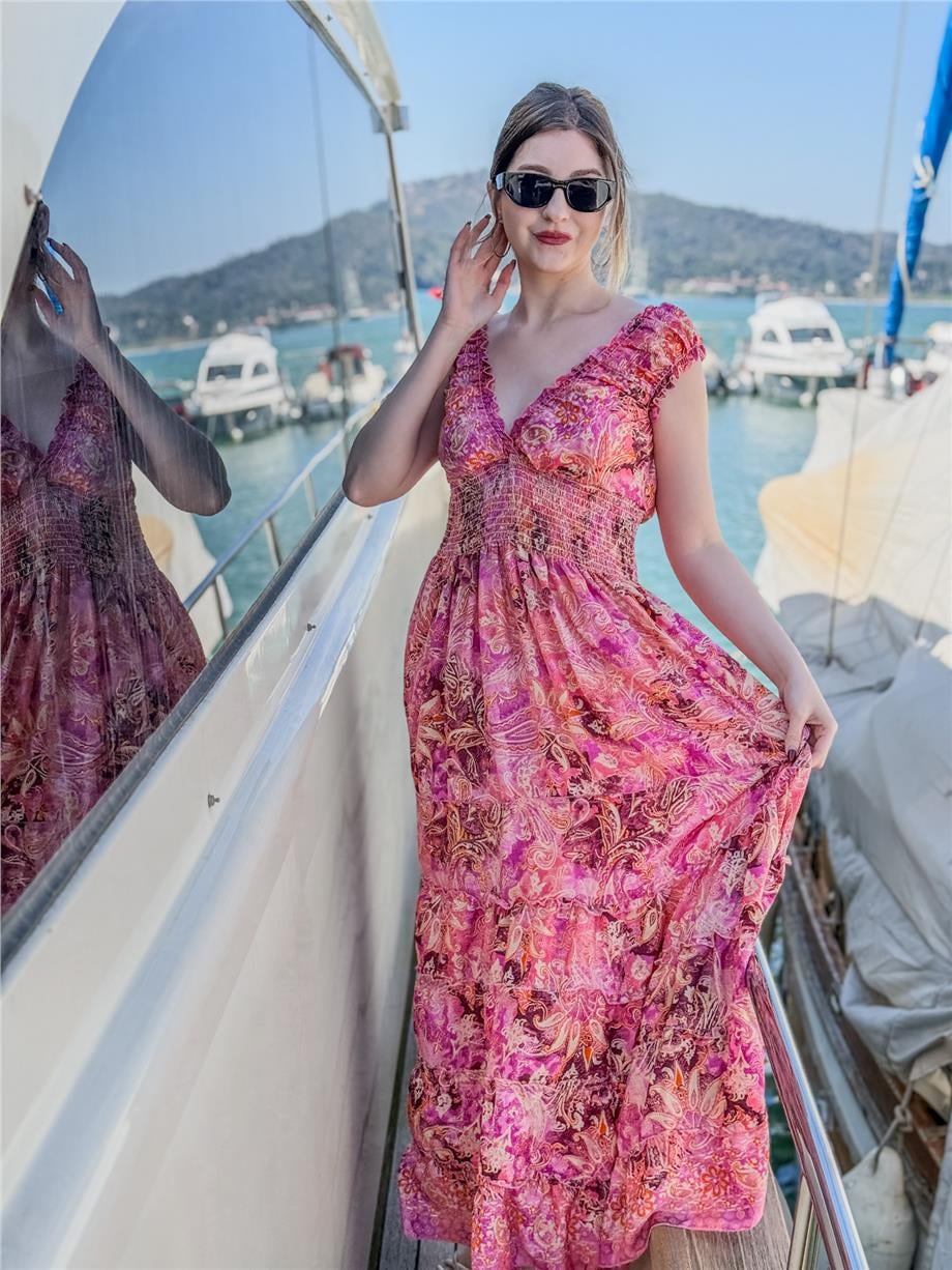 Pembe Renk Gold Detaylı Madonna Yaka Kısa Kollu İpek Elbise