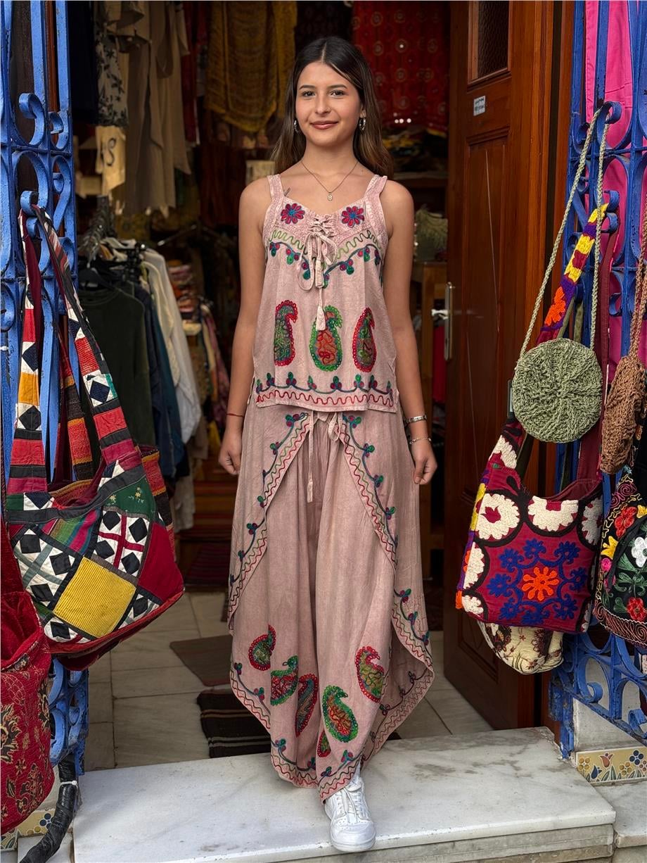 Pembe Renk Nakış İşlemeli Pantolon Bluz Takım