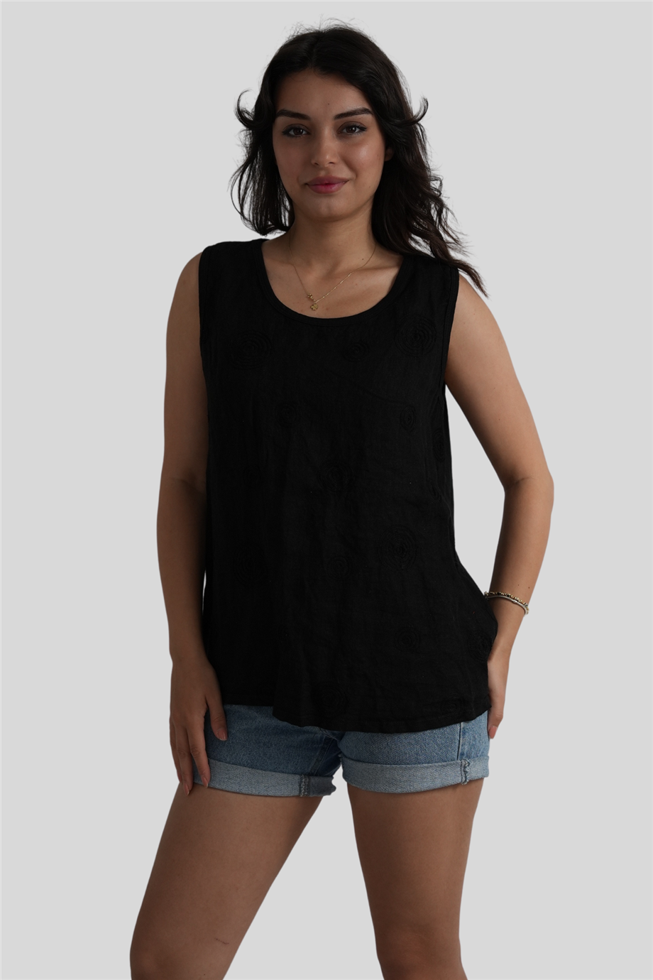 Siyah Nakış Detaylı Kalın Askılı Keten Bluz
