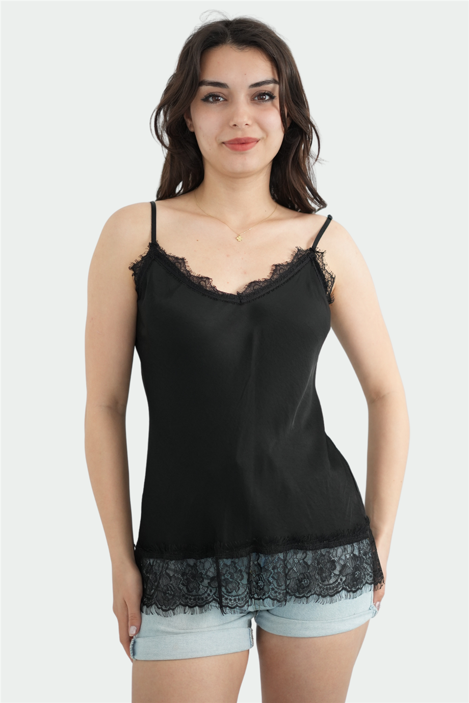 Siyah Rengi Askılı Dantel Detaylı İpek Bluz