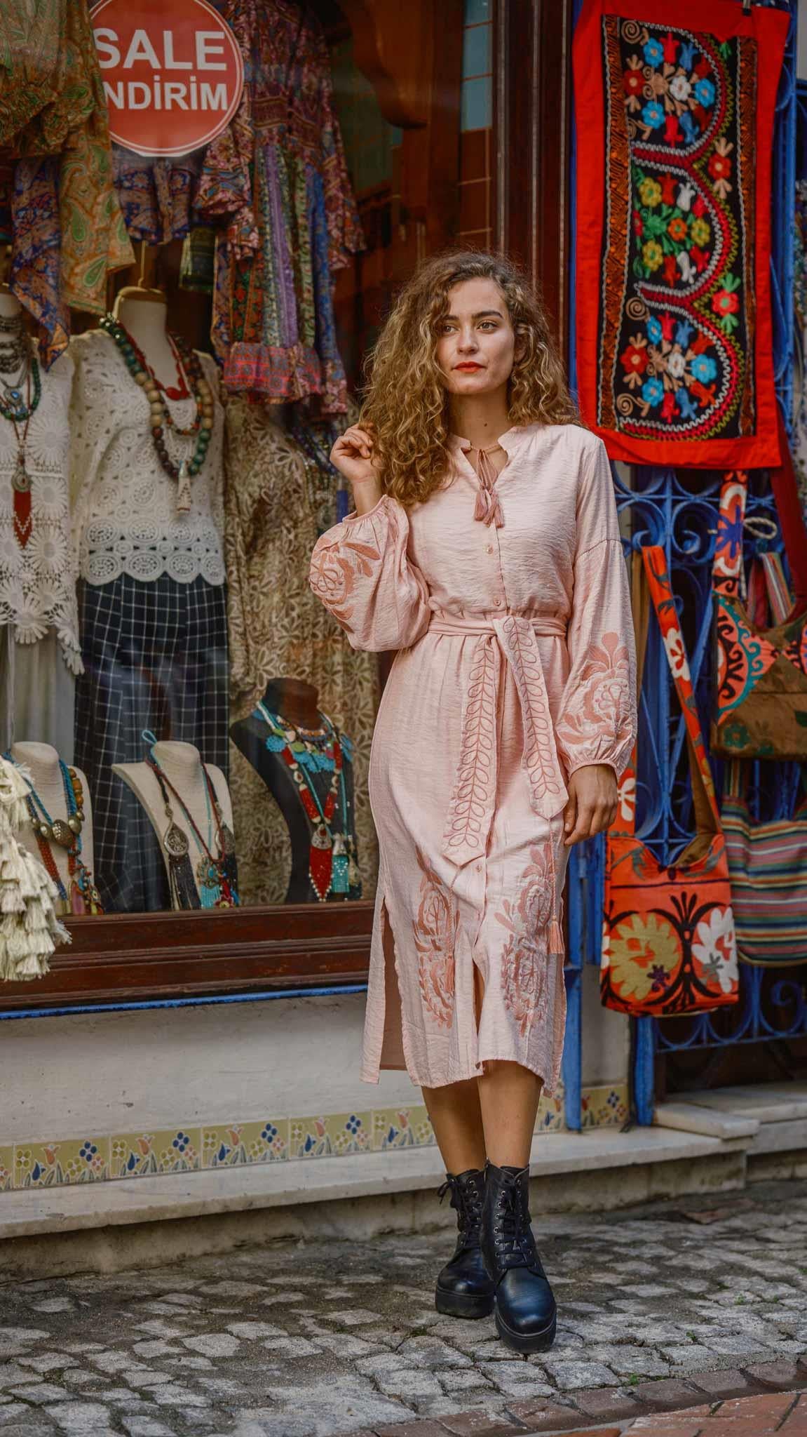 Pembe Renk Tasarım Nakışlı Önden Düğmeli Bohem Elbise
