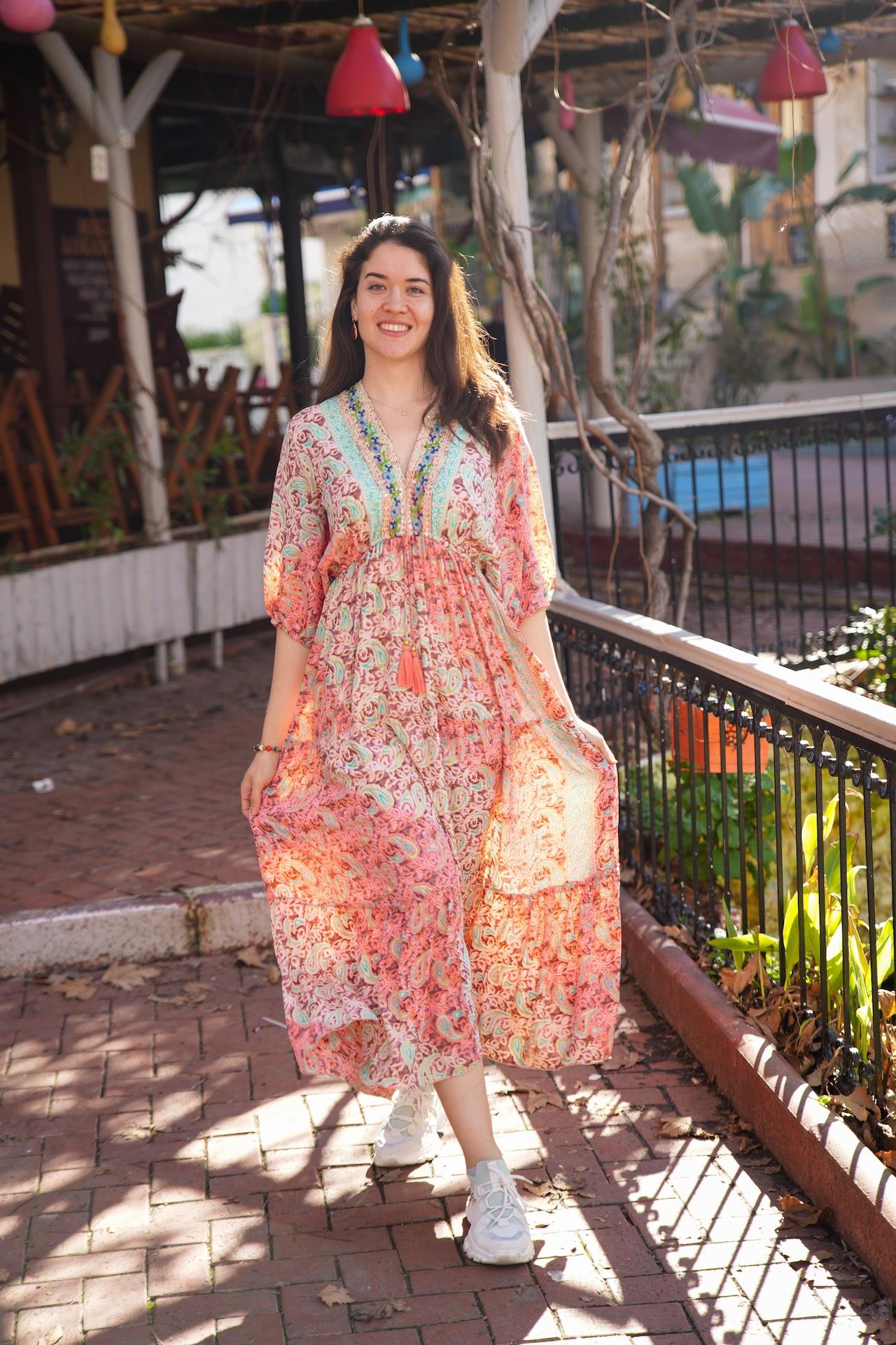 Yavruağzı Önü ve Sırtı V Yaka İşlemeli İpek Elbise