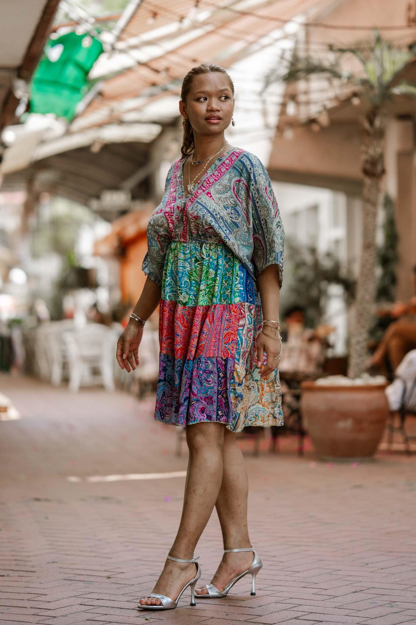 Yeşil Renk Patchwork Desenli Önü V Arkası Bağlamalı Kısa İpek Elbise