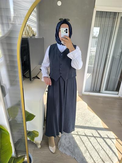 lacivert yelekli takım