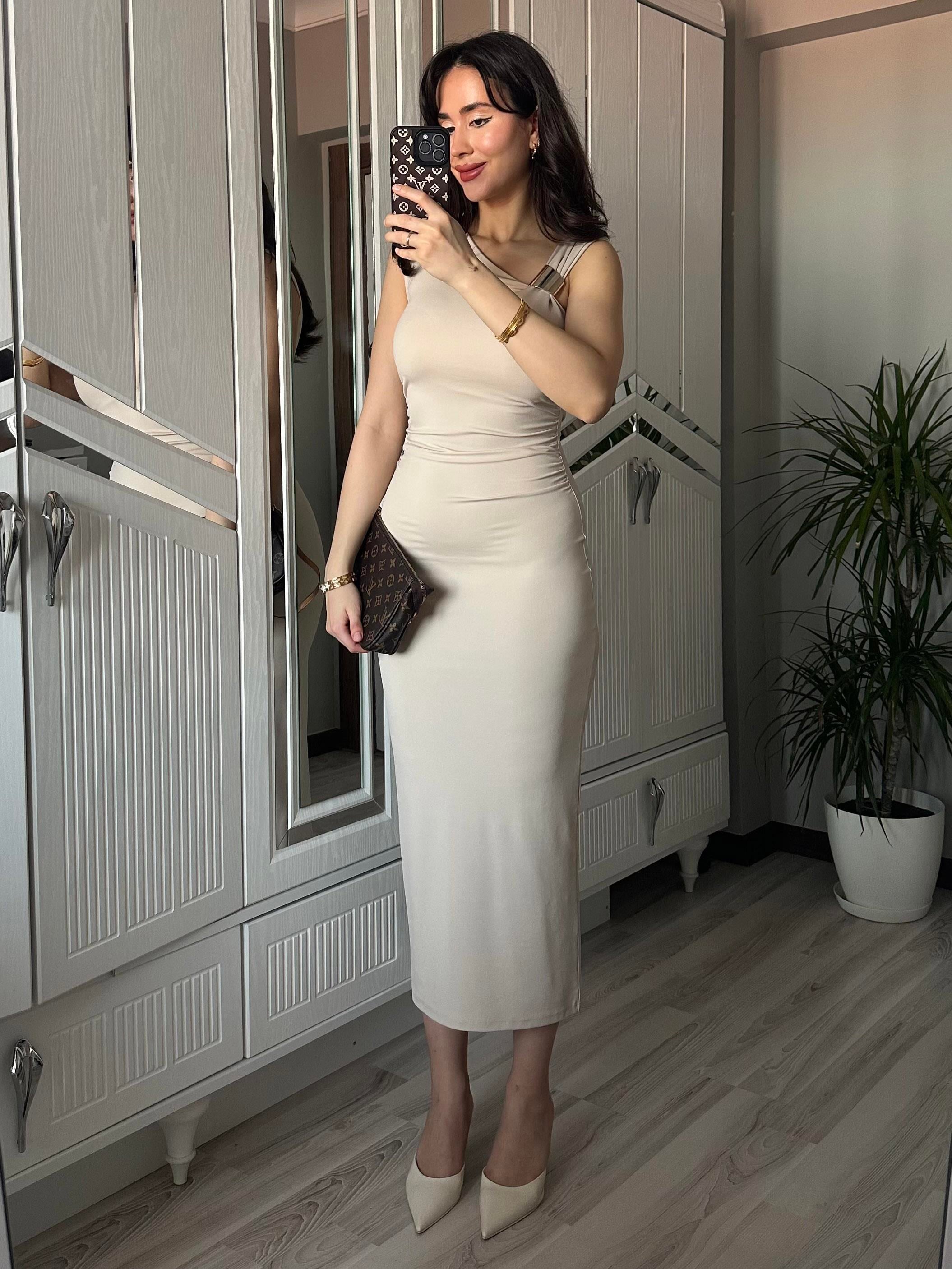 Kadın Bej Drapeli Yanları Büzgülü Gold Toka Aksesuar Detaylı Askılı Slim Fit Asimetrik Yaka Midi Elbise