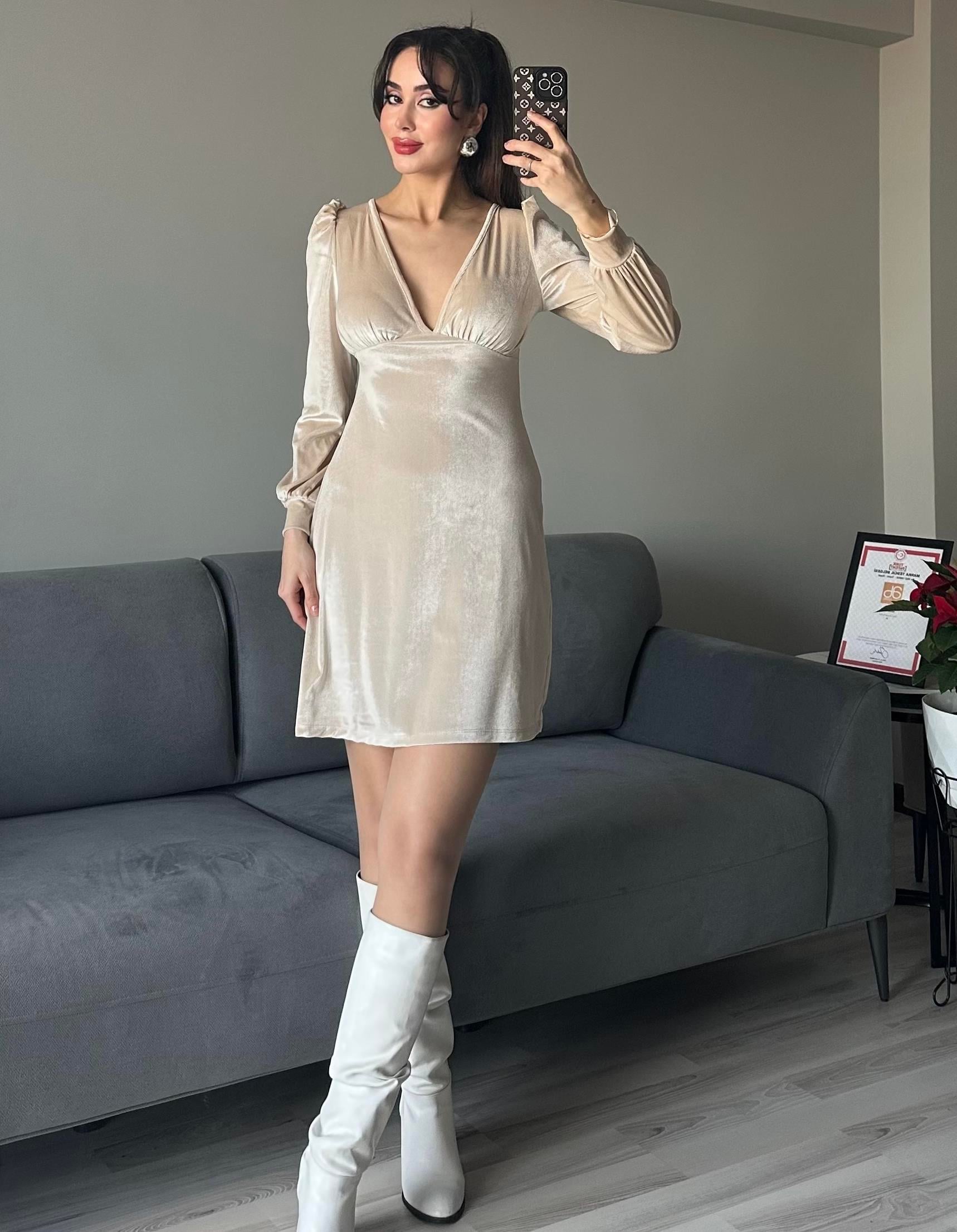 Kadın Bej V Yaka Prenses Kol Uzun Kollu Esnek Mini Kadife Elbise Şık Gece Elbisesi