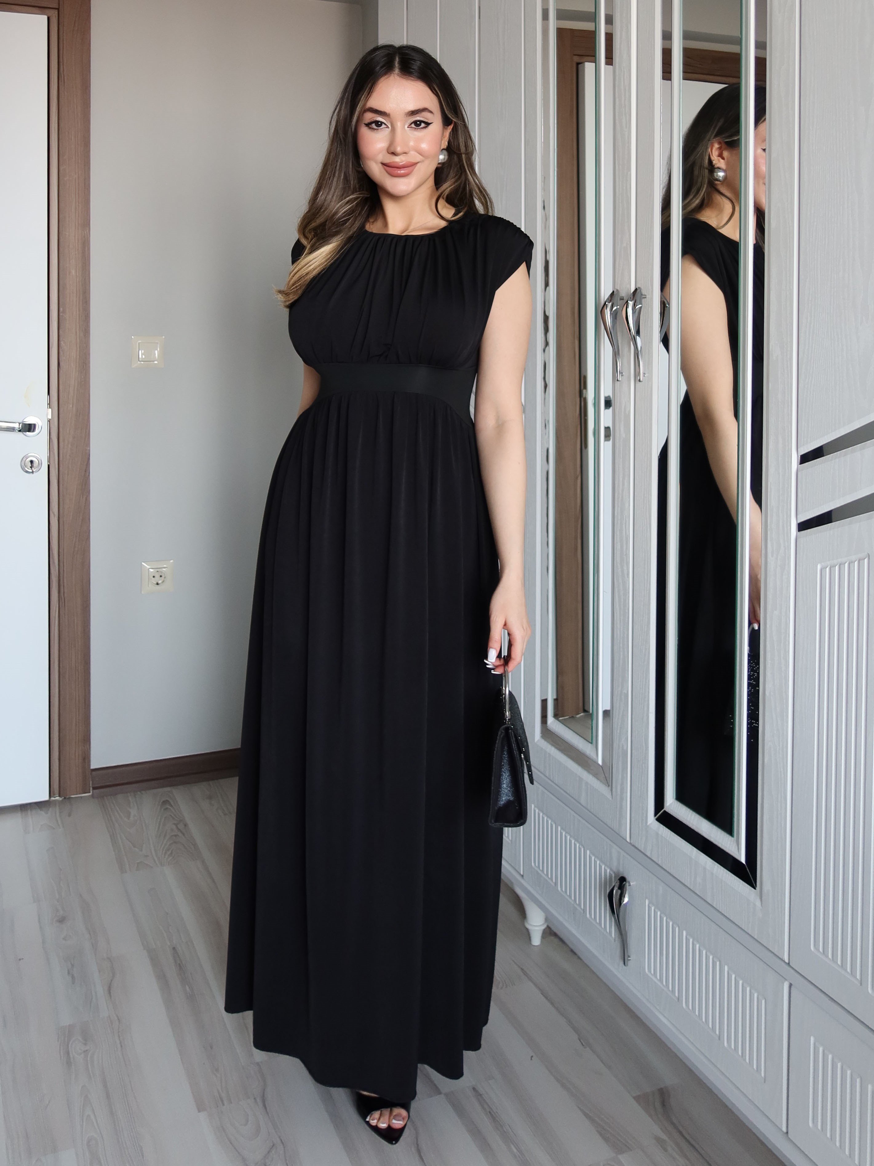 Kadın Divina Siyah Jarse Kumaş Bele Oturan Geniş Omuz Tasarımlı Esnek Kloş Elbise Yırtmaçlı Uzun Maxi Elbise