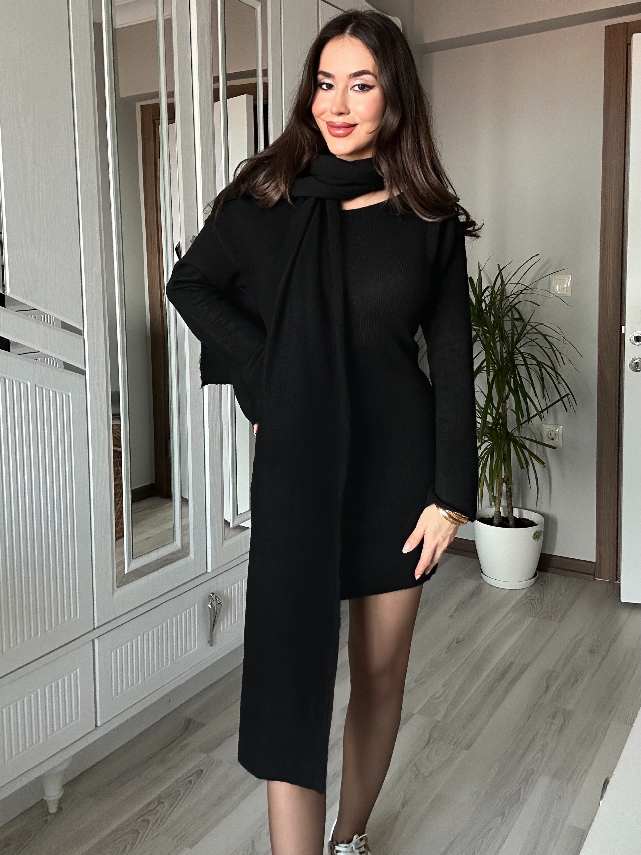 Kadın Siyah Omuz Dekolteli Kayık Yaka Kuşaklı ve Atkı Detaylı Pamuk Triko Mini Elbise Modern Feminen Kesim Elbise