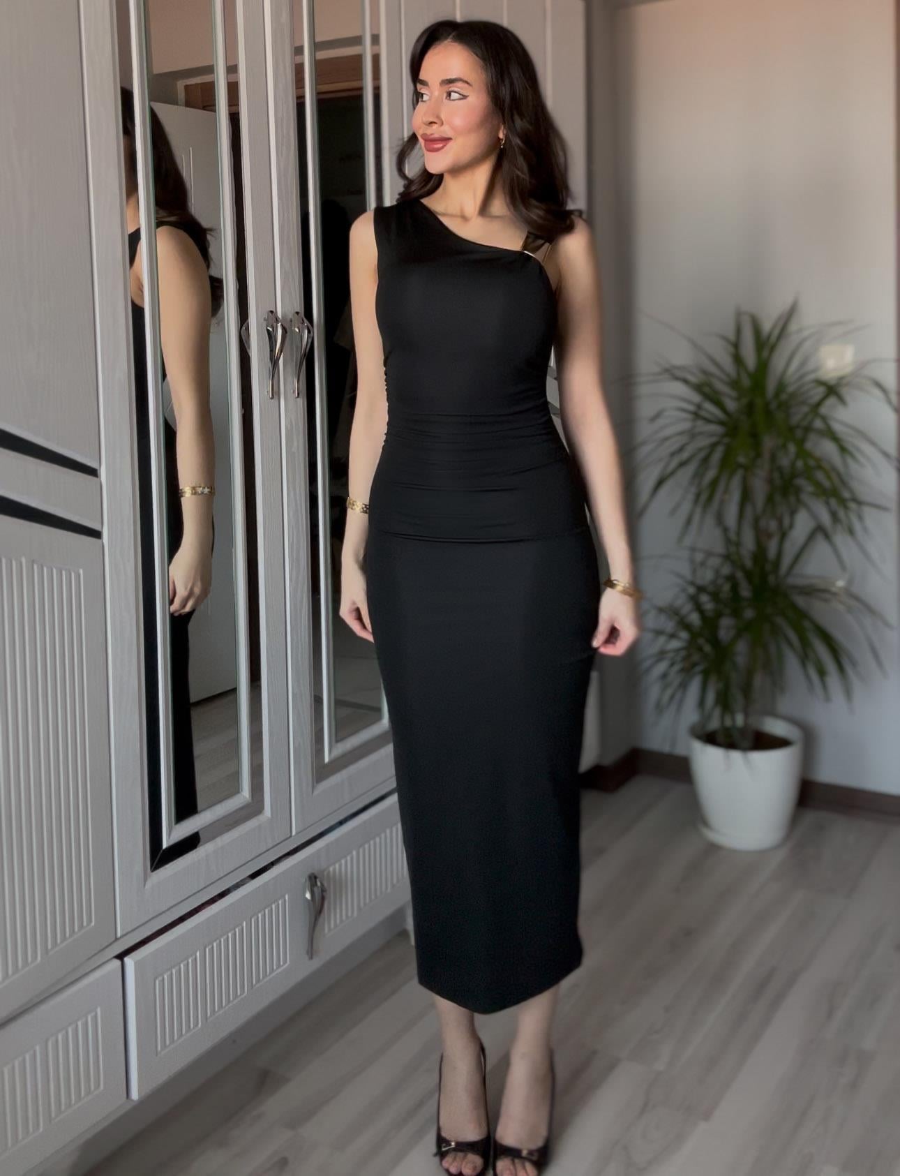 Kadın Siyah Drapeli Yanları Büzgülü Gold Toka Aksesuar Detaylı Askılı Slim Fit Asimetrik Yaka Midi Elbise