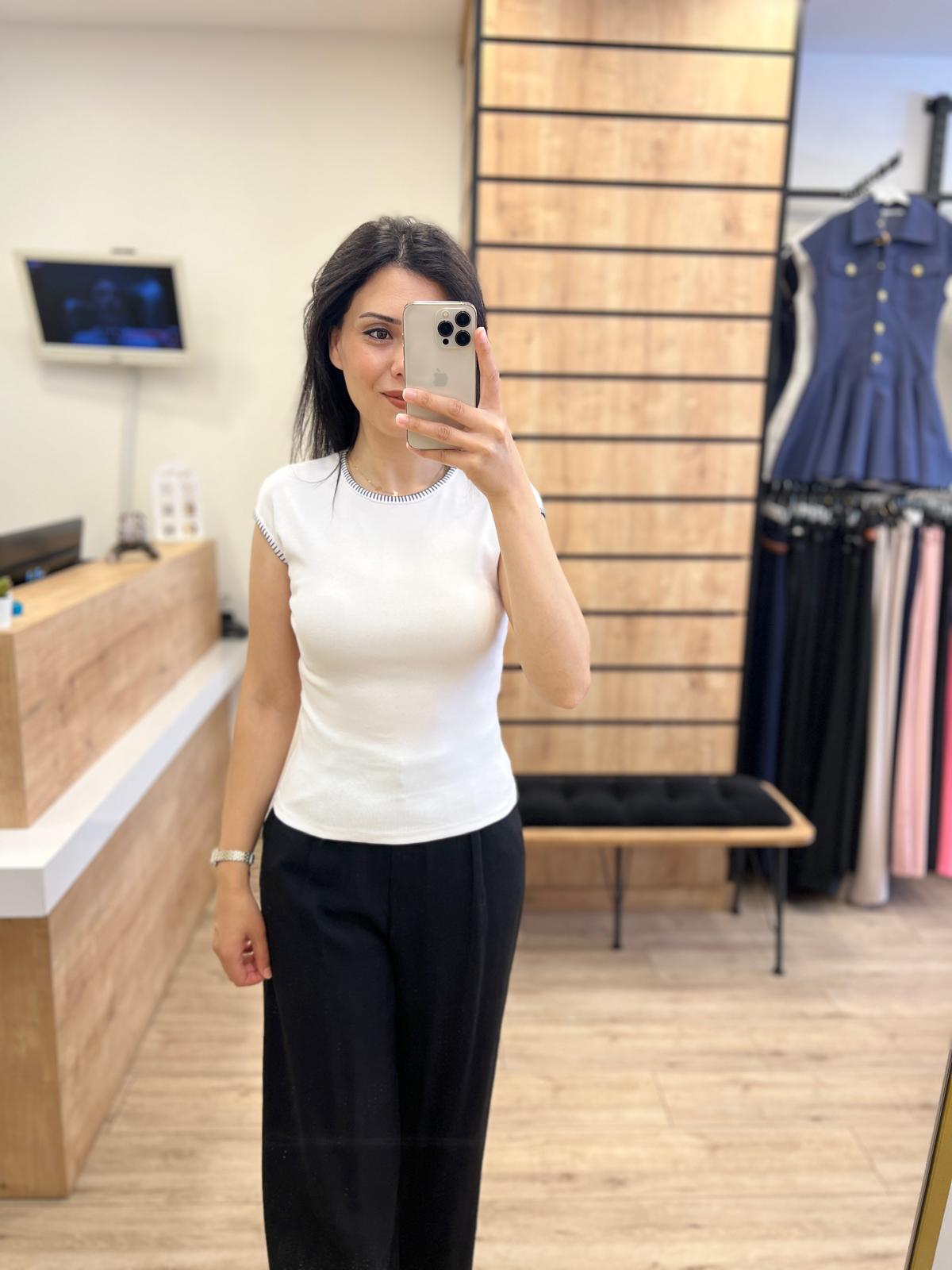 Beyaz Kontrast Dikiş Detaylı T-shirt