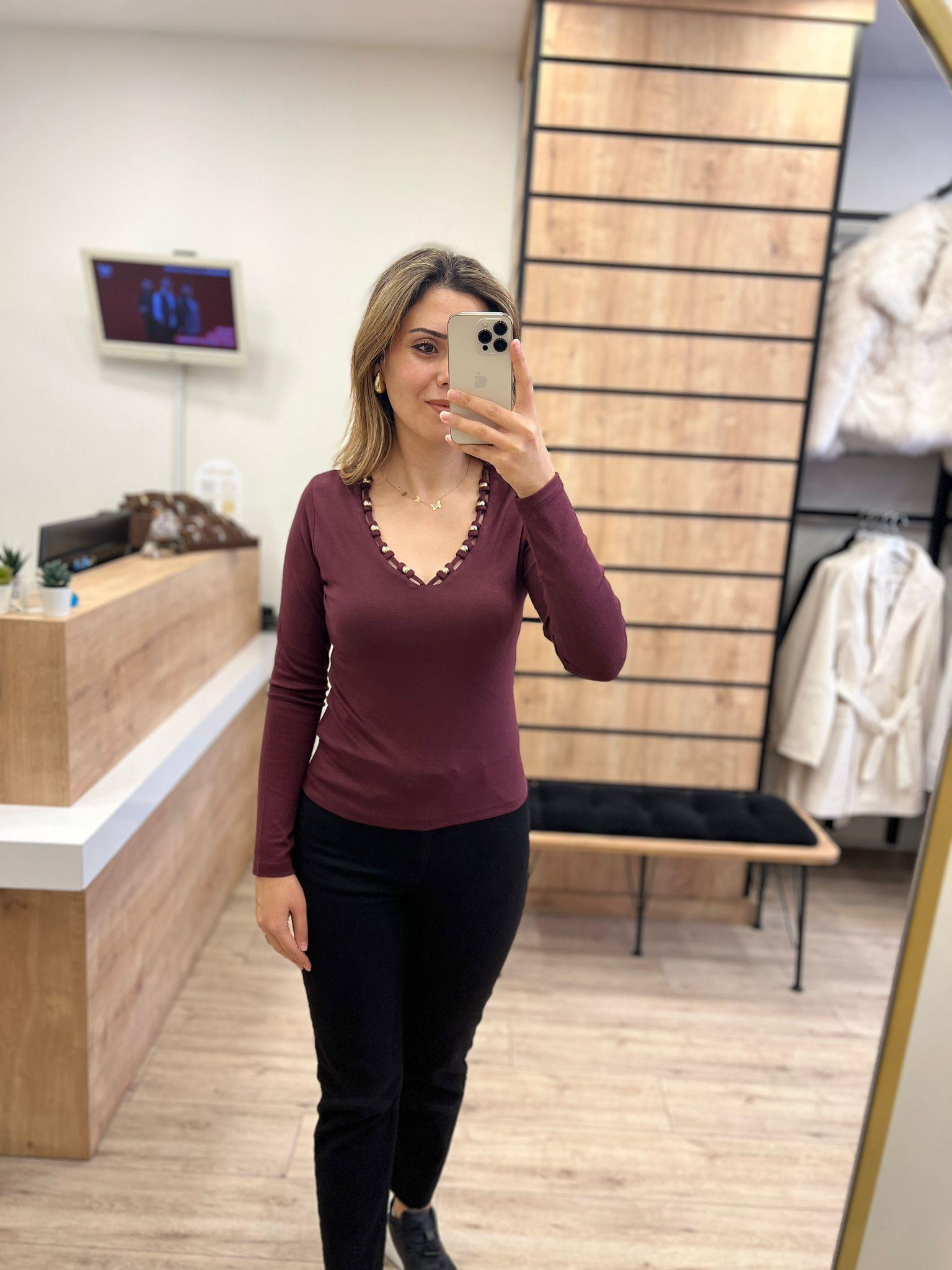 Bordo Yakadan Boncuklu Bluz