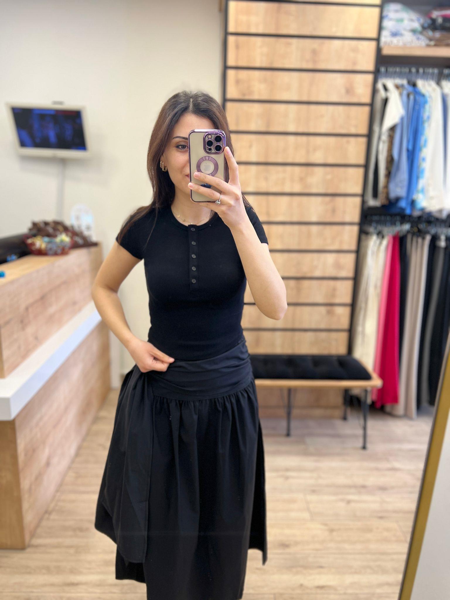 Siyah Düğme Detaylı T-shirt
