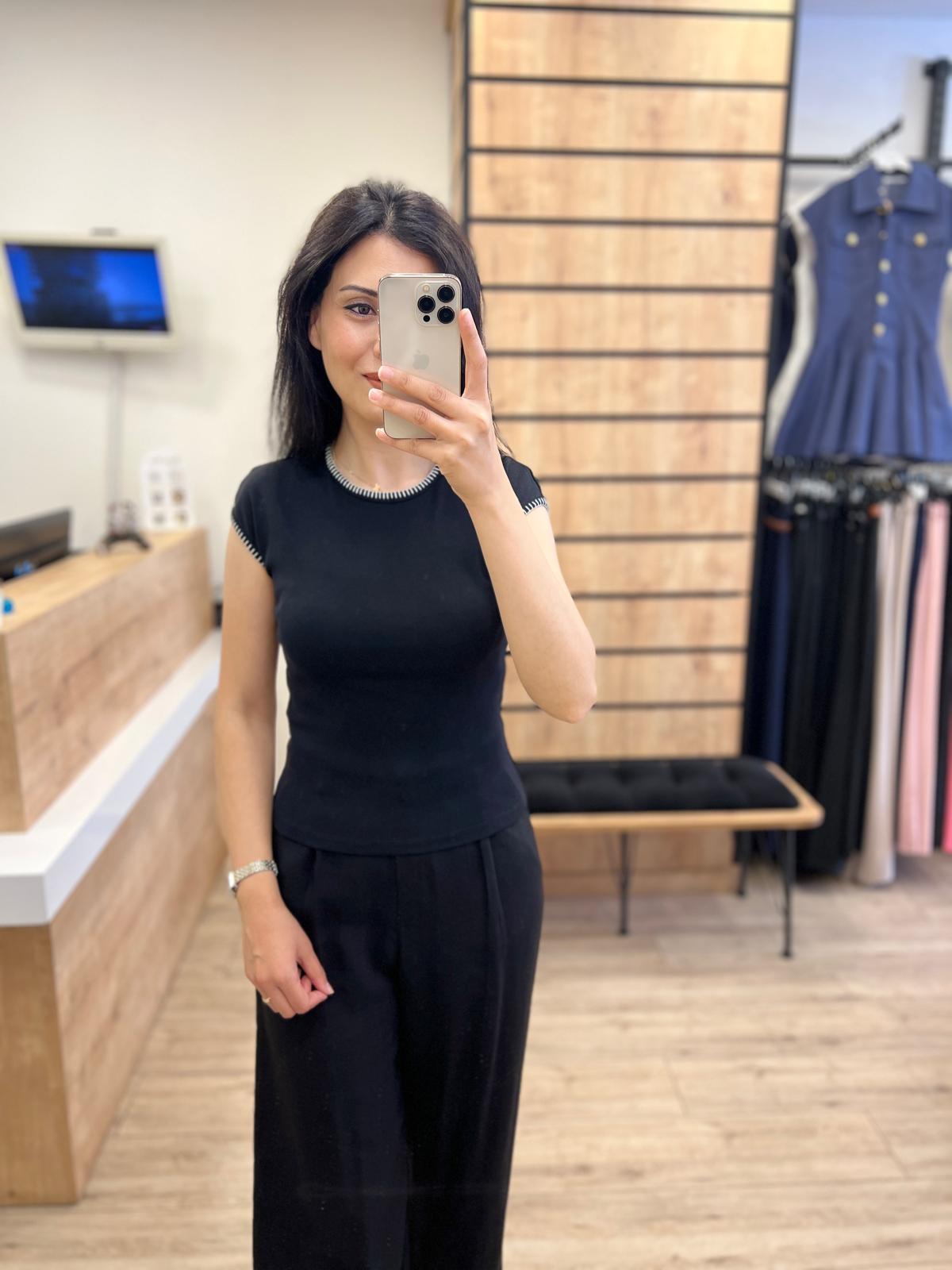 Siyah Kontrast Dikiş Detaylı T-shirt