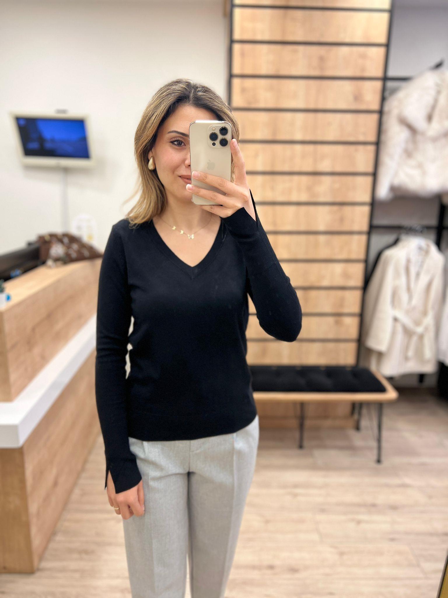 Siyah V Yaka Kolu Yırtmaçlı Kazak