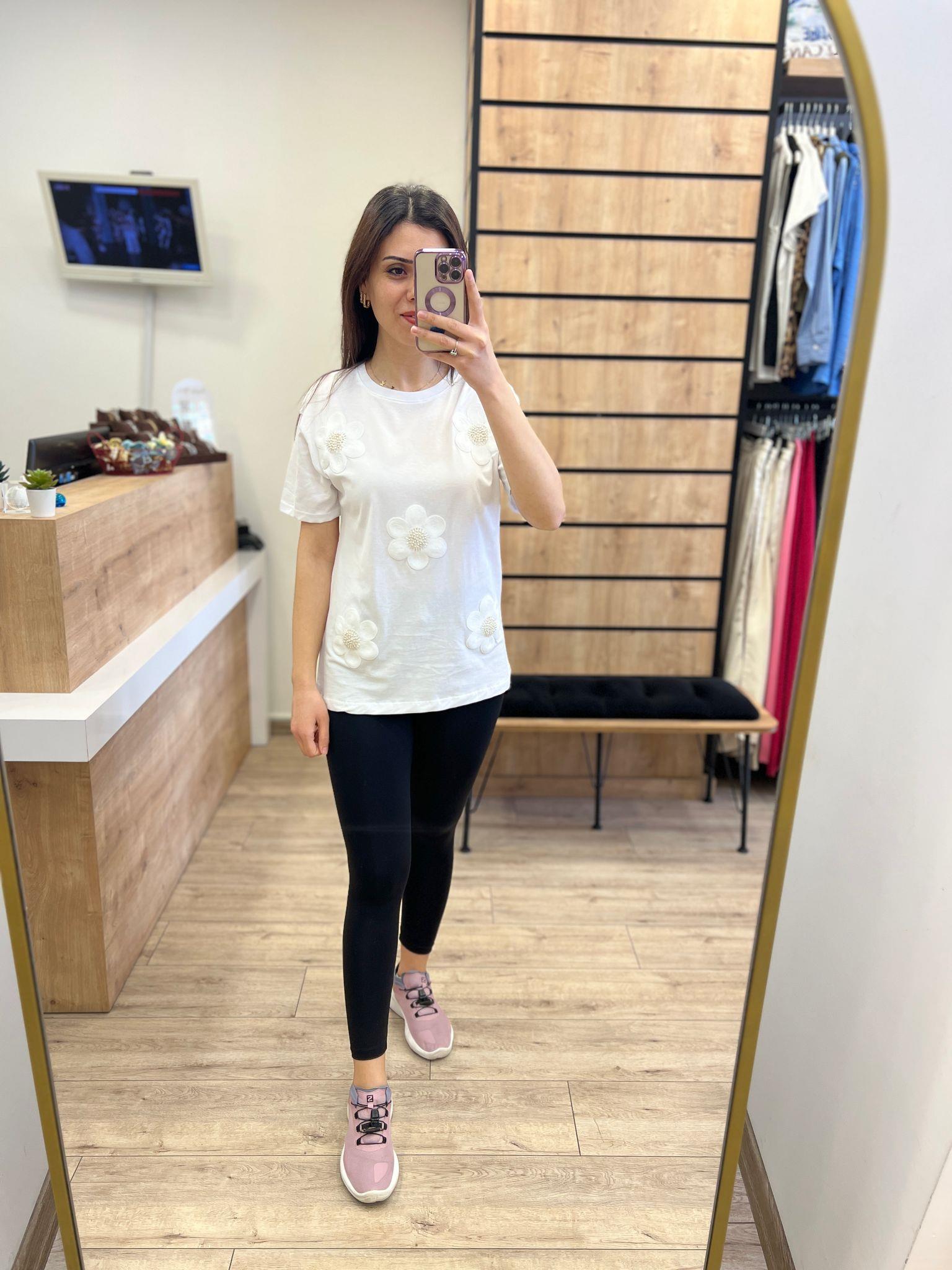 Beyaz Çiçekli T-shirt