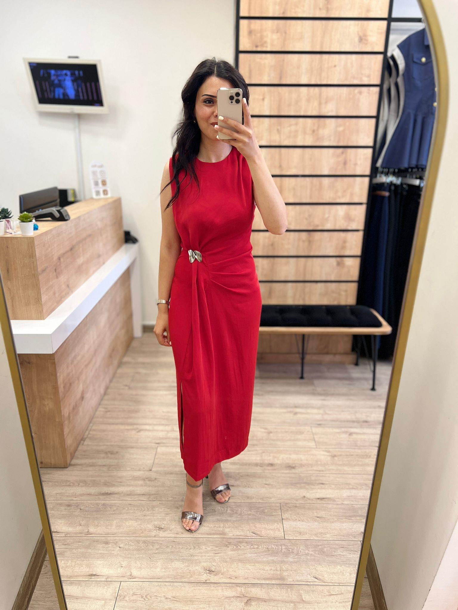 Kırmızı Bel Metal Toka Detaylı Tencel Crep Kumaş Elbise