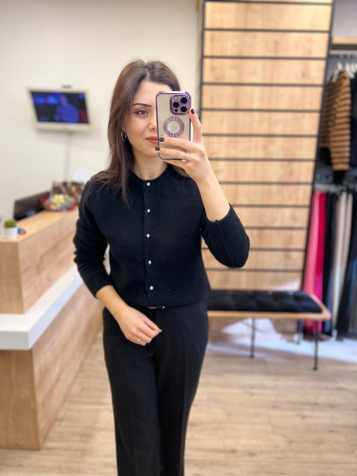 Siyah Bisiklet Yaka Boncuk Düğmeli Hırka
