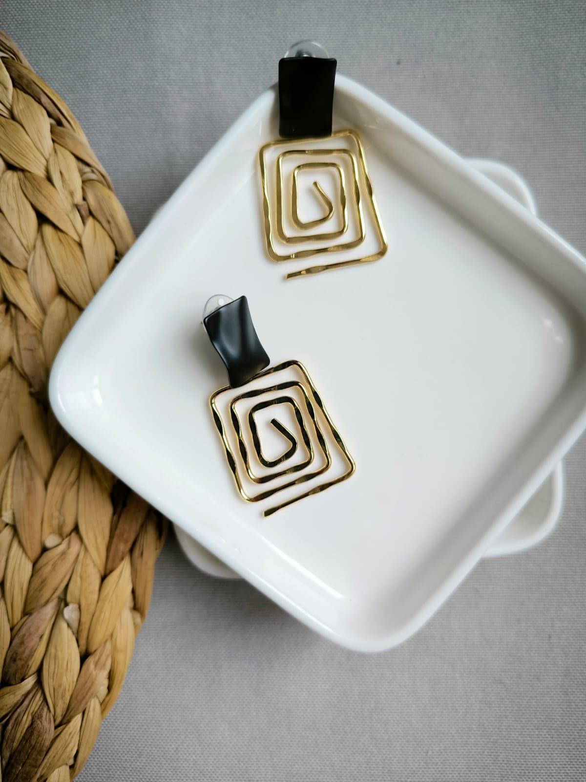 Tasarım Siyah Geometrik Gold Küpe