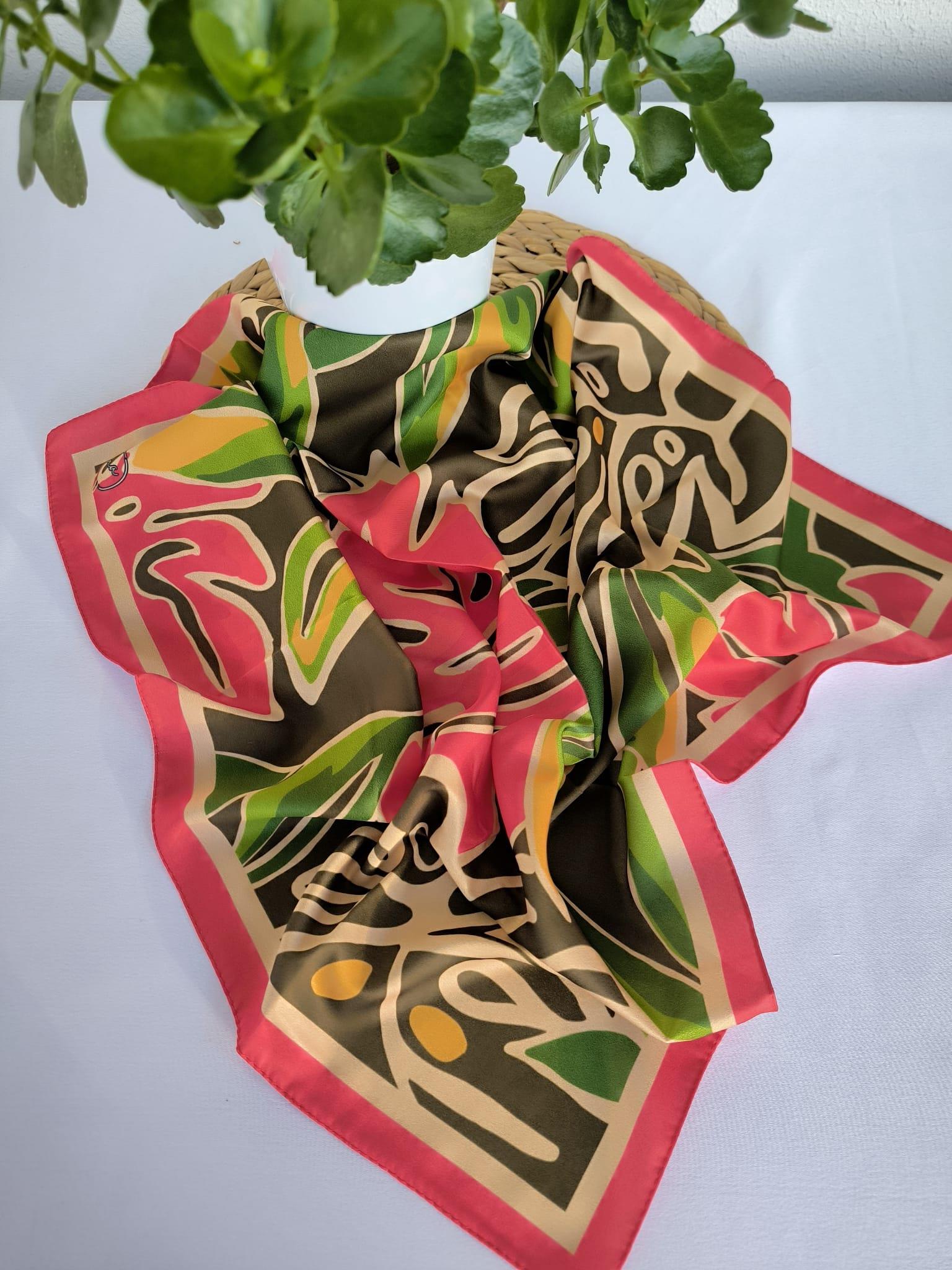 Yeşil Yapraklı İpek Saten Bandana Ölçüler : 55*55